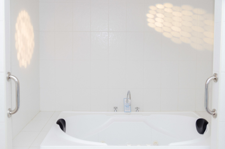 Bathroom 5, McLaren Vale Motel & Apartments, Adelaide