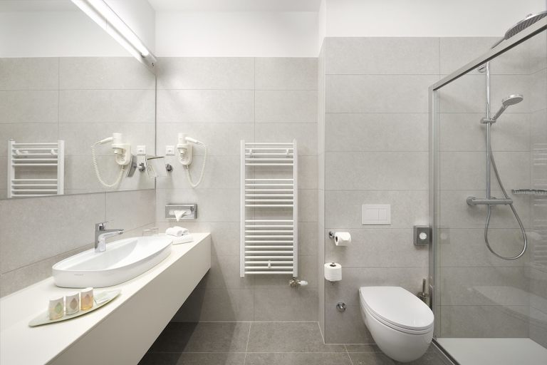 Bathroom 5, Hotel Salona Palace, Blaca