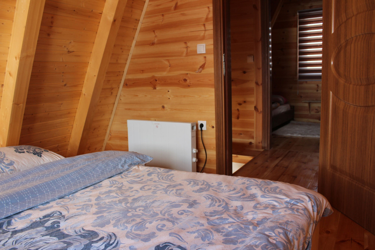 Bedroom 2, Tre Case