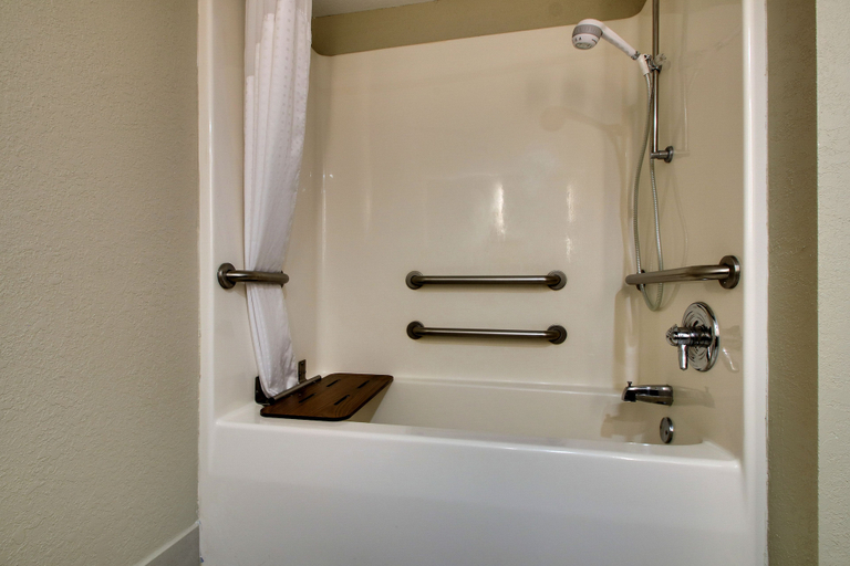 Bathroom 5, Holiday Inn Express HORSE CAVE by IHG, Hart