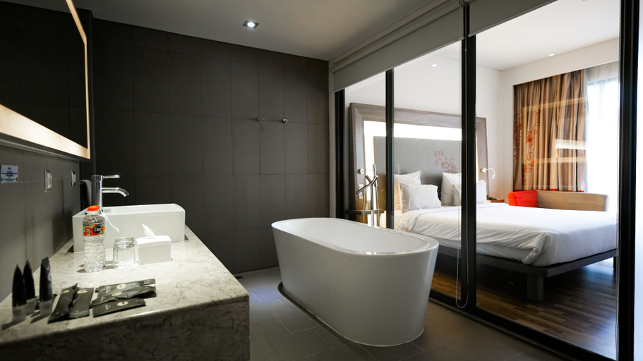 Bathroom 5, Hotel Novotel Banjarmasin Airport, Banjar