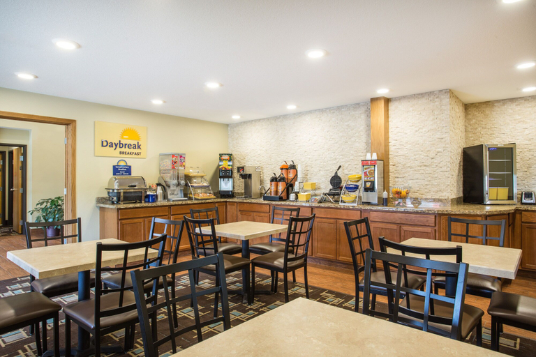 Food & Drinks 5, Days Inn by Wyndham Evansdale Waterloo, Black Hawk