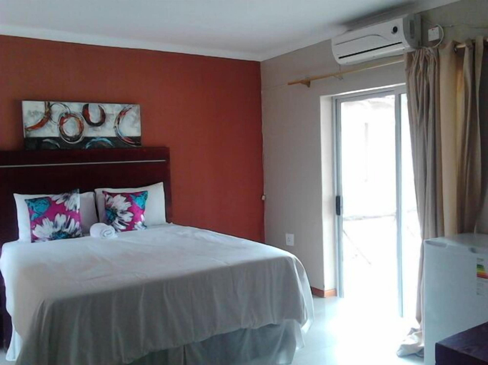 Bedroom 2, Kesmo Lodge, Ngamiland East