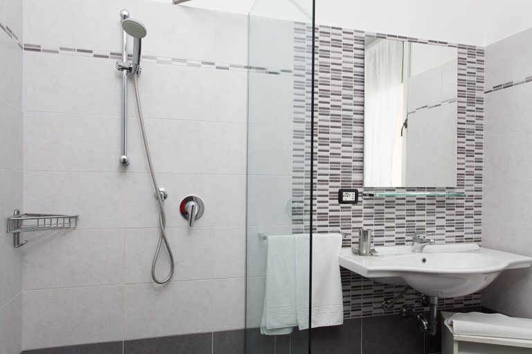 Bathroom 5, Hotel Holiday Park, Rimini