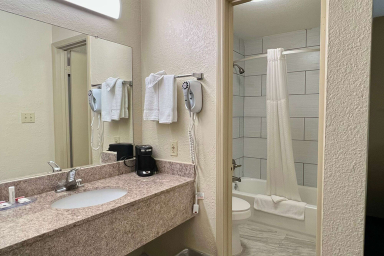 Bathroom 3, Baymont by Wyndham Troy, Pike