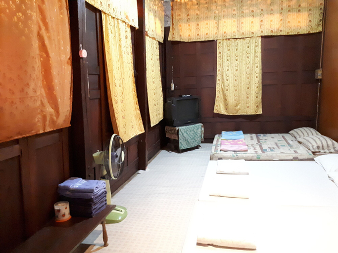 Bedroom 2, Baan Khunyaichuea, Amphawa