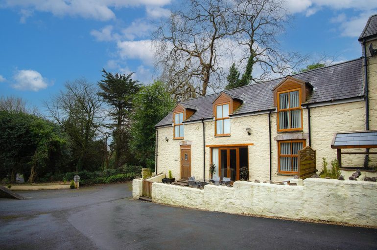 Exterior & Views 2, Rose Coach House - 3 Bedroom Cottage - Pendine, Carmarthenshire