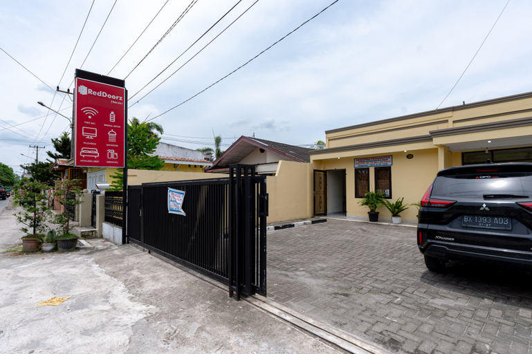 Exterior & Views 2, RedDoorz @ Medan Johor 2, Medan