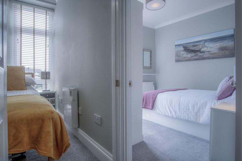 Bedroom 3, Flint House - 2 Bedroom Apartment - Tenby, Pembrokeshire