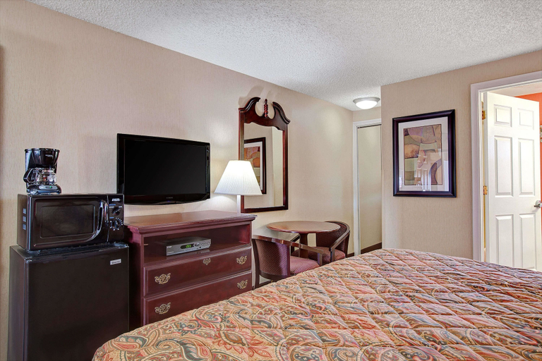 Bedroom 3, Days Inn by Wyndham Ridgefield NJ, Bergen