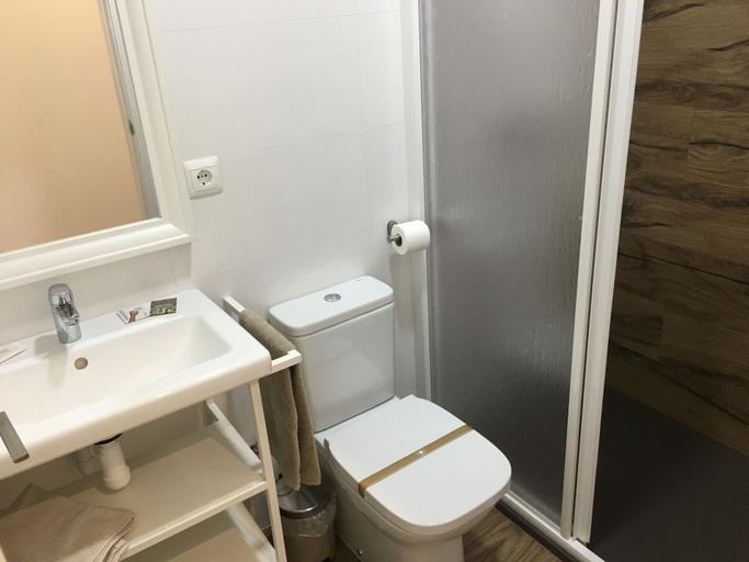 Bathroom 5, Hostal Santa Ana, Huelva
