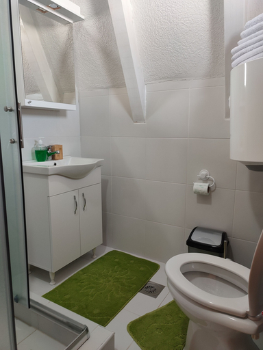 Bathroom 3, Tre Case
