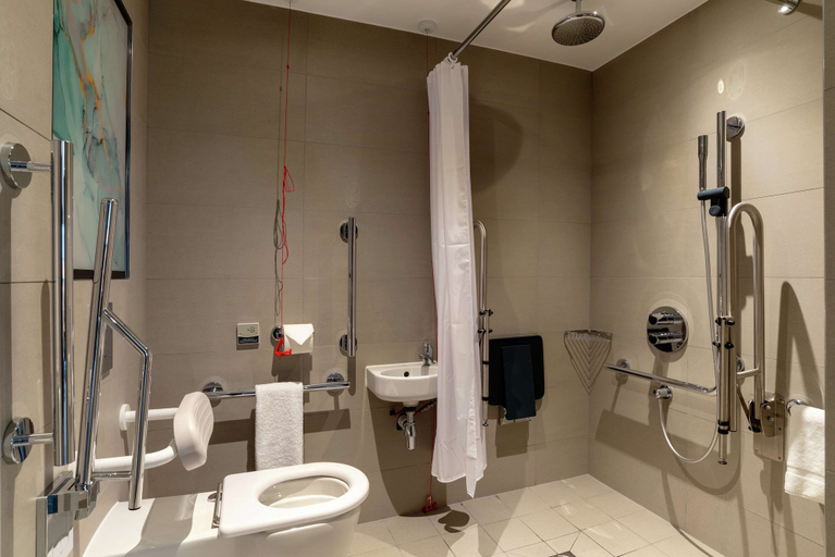 Bathroom 4, Hilton Garden Inn London Heathrow Terminal 2 and 3, London