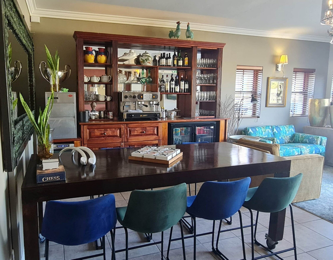 Food & Drinks 5, The Mandyville, Cacadu