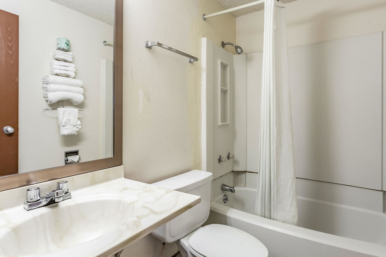 Bathroom 4, Rodeway Inn Farmington, San Juan