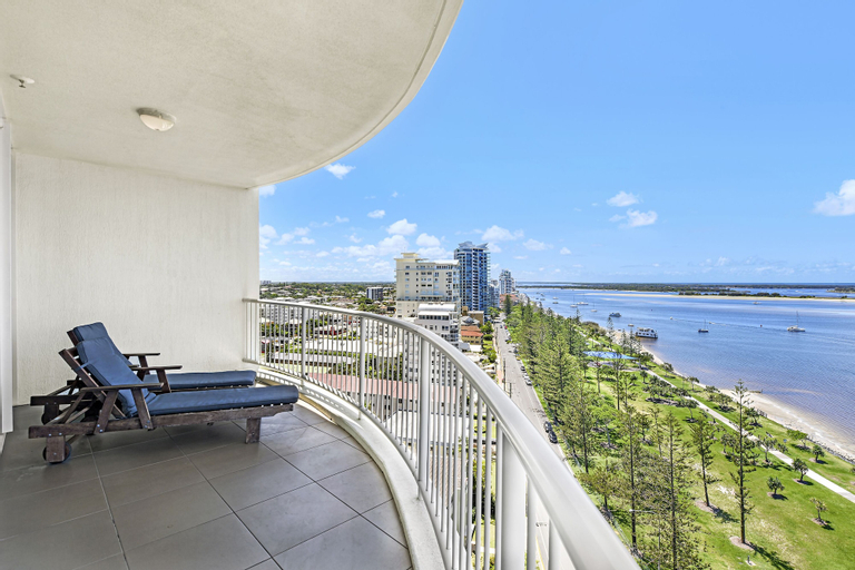 Exterior & Views 4