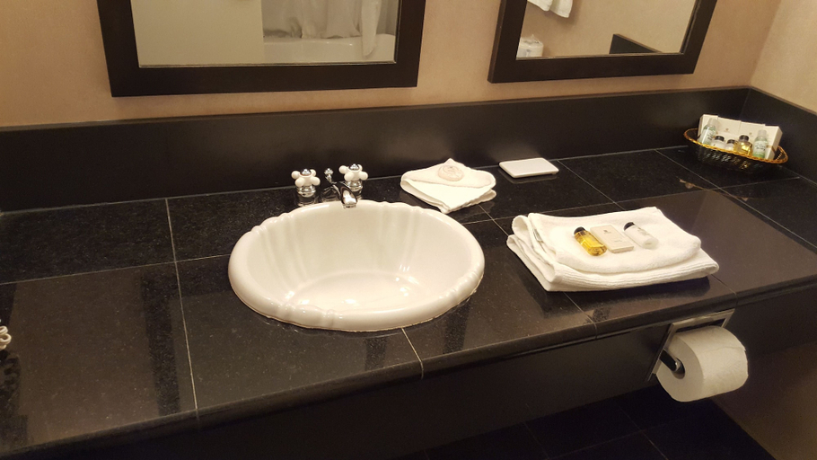 Bathroom 4, Peace Valley Inns, Division No. 19