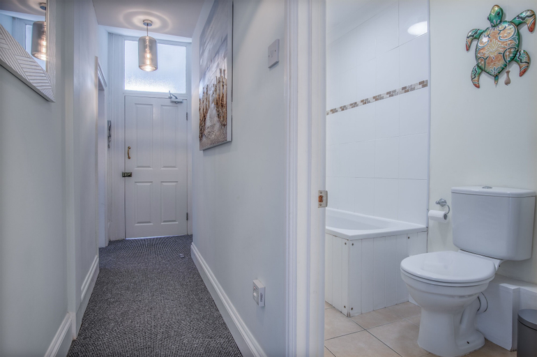 Bathroom 4, Flint House - 2 Bedroom Apartment - Tenby, Pembrokeshire
