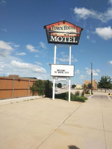 Exterior & Views 2, Town House Motel & Pool near Mt. Rushmore, Pennington