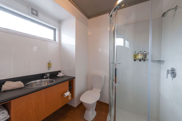 Bathroom 3, Picton Beachcomber Inn, Marlborough