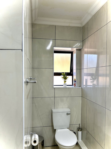 Bathroom 4, Protea Guesthouse, Amajuba