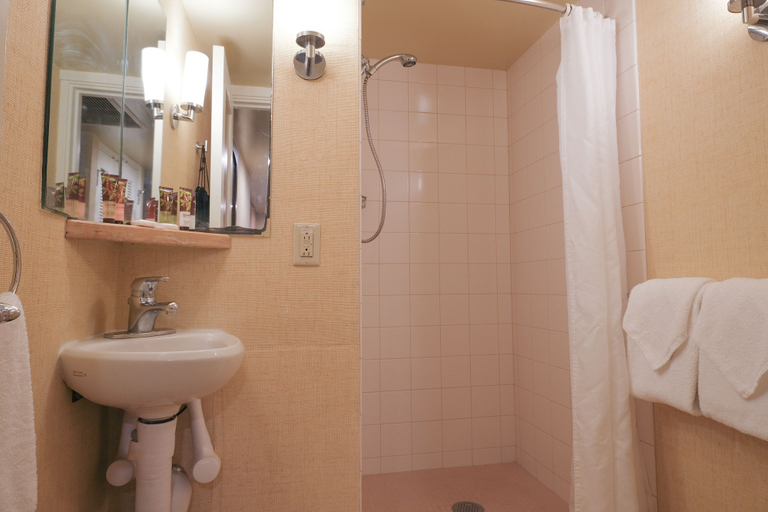 Bathroom 4, Waikiki Resort Hotel, Honolulu
