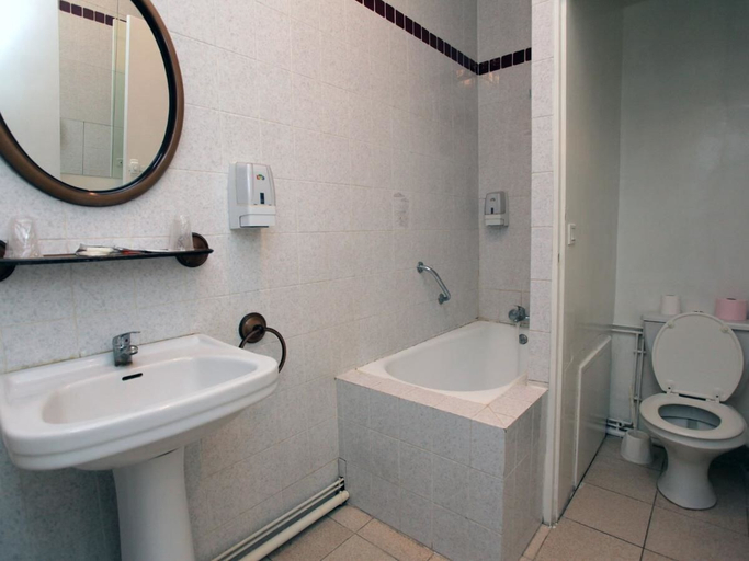 Bathroom 5, Hotel le Chapeau Rouge, Seine-et-Marne