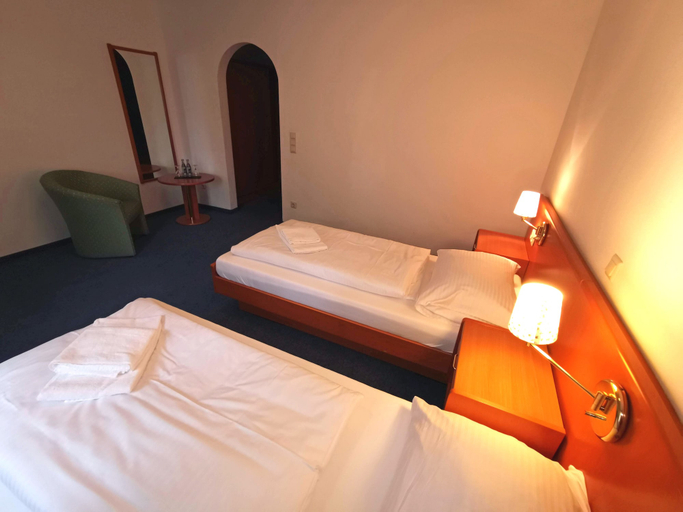 Bedroom 3, A8 Hotel im Darchinger Hof, Bed & Breakfast, Miesbach