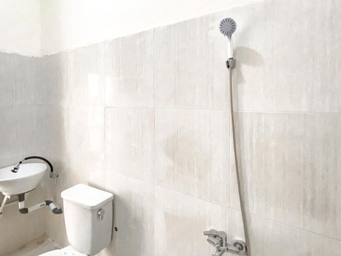 Bathroom 4, RedDoorz near Universitas Merdeka Malang 2, Malang