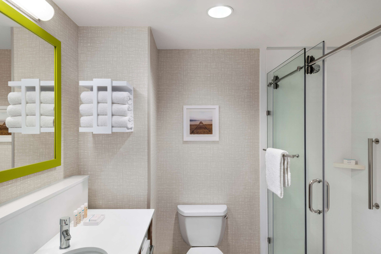 Bathroom 4, Hampton Inn & Suites by Hilton Kelowna Airport, Central Okanagan