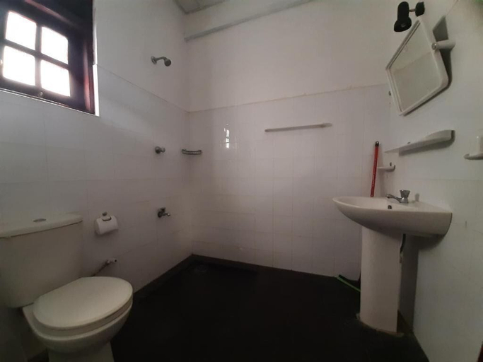 Bathroom 3, Katagamuwa Rest, Katharagama