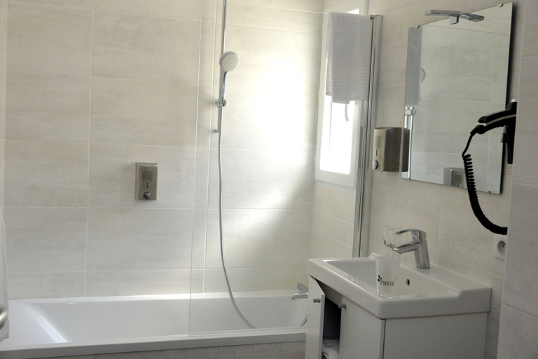 Bathroom 4, Yseria Hôtel, Hérault