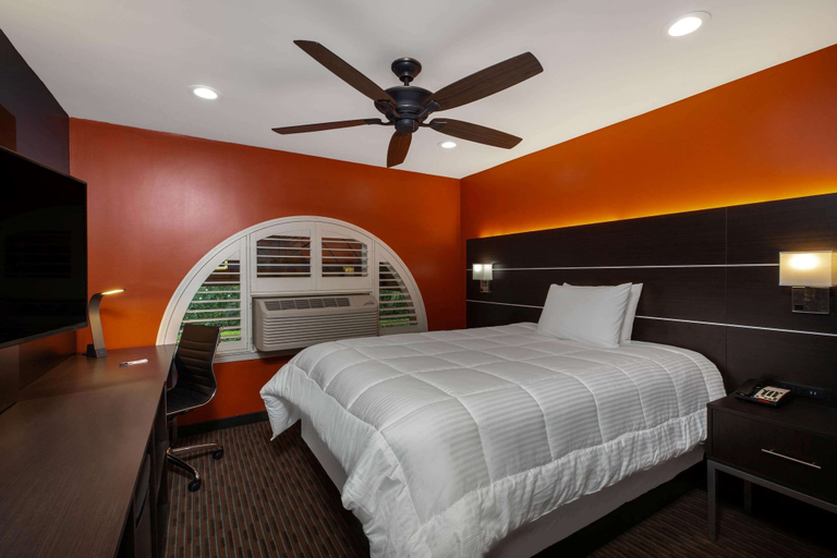Bedroom 2, Hotel Vinea, a Travelodge by Wyndham, Sonoma
