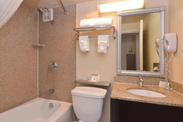 Bathroom 4, Quality Inn & Suites Montebello, Los Angeles