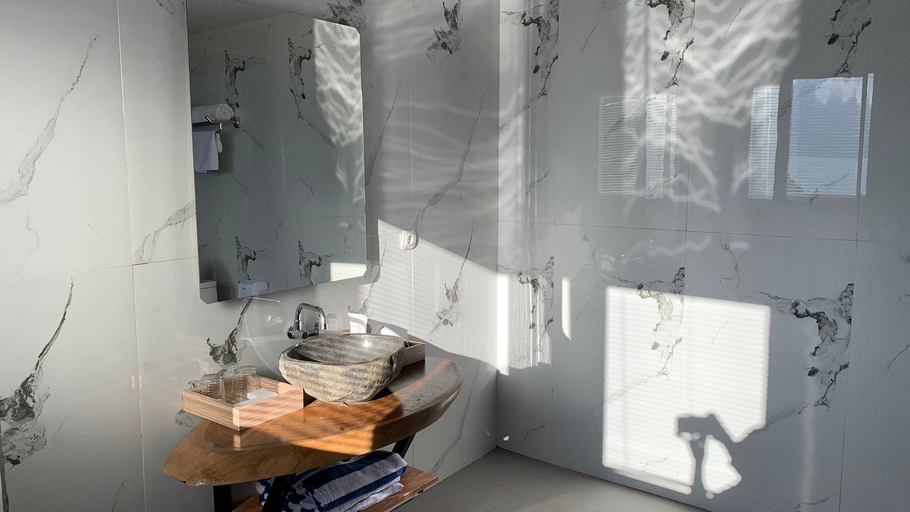 Bathroom 4, BnC Hills, Karanganyar
