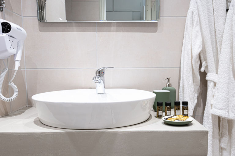 Bathroom 3, RIVIERA HOTEL, Peloponnese