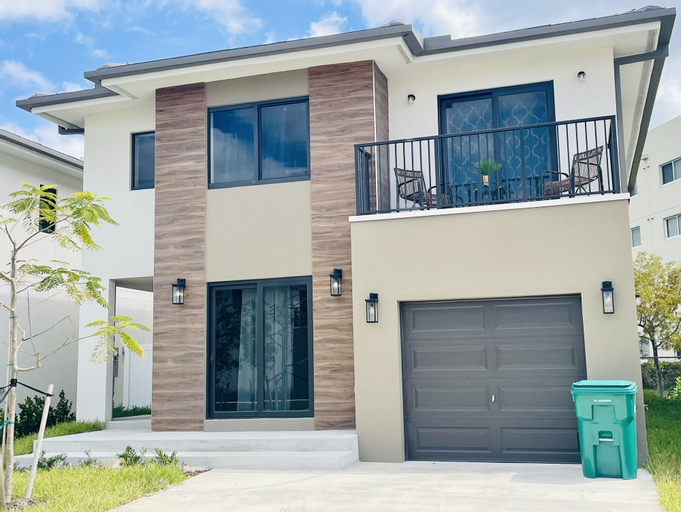 302 Rare find The Blue Sky Beach House, Miami-Dade