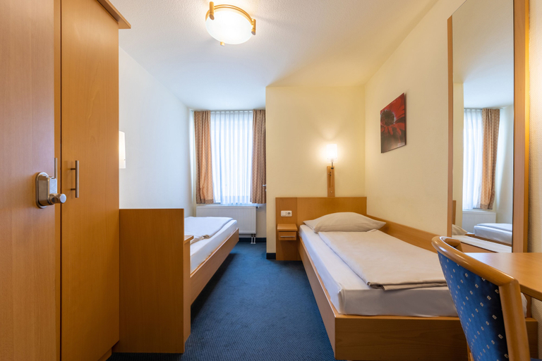 Bedroom 4, Trip Inn Hotel Conti, Köln