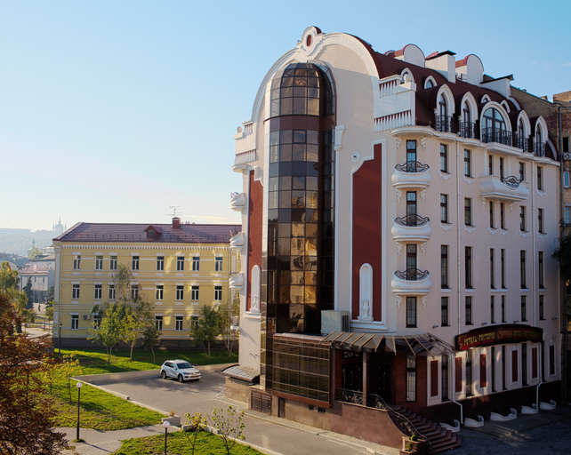 Exterior & Views