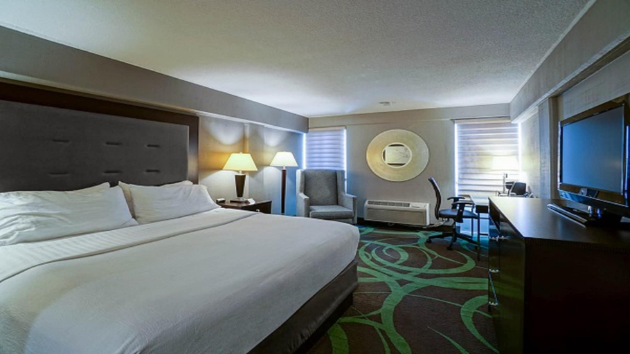 Bedroom 5, Holiday Inn MANHATTAN AT THE CAMPUS by IHG, Riley