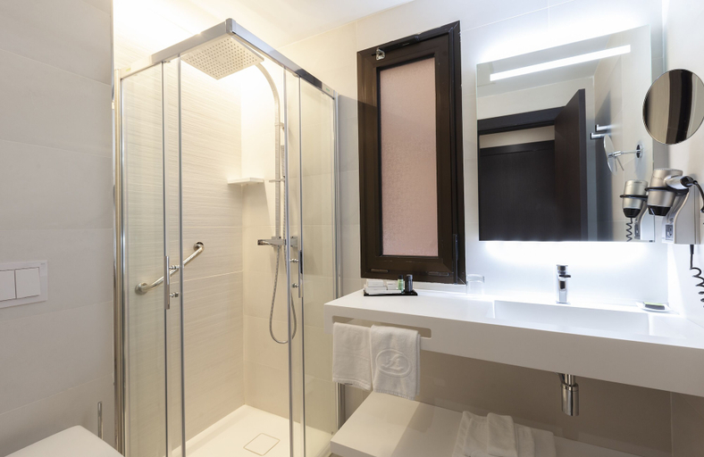 Bathroom 4, Hotel Liabeny, Madrid