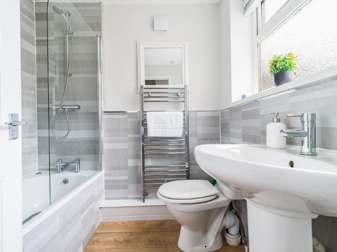 Bathroom 2, East House, 3 bedroom, Stakeford, Northumberland