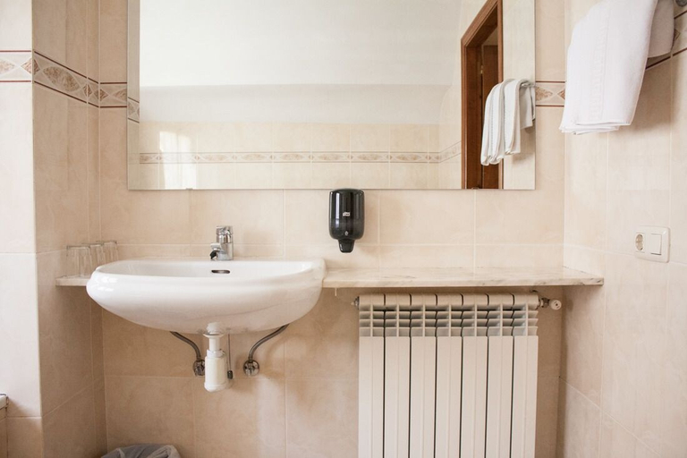 Bathroom 2, Hotel Joan Canejan, Lleida
