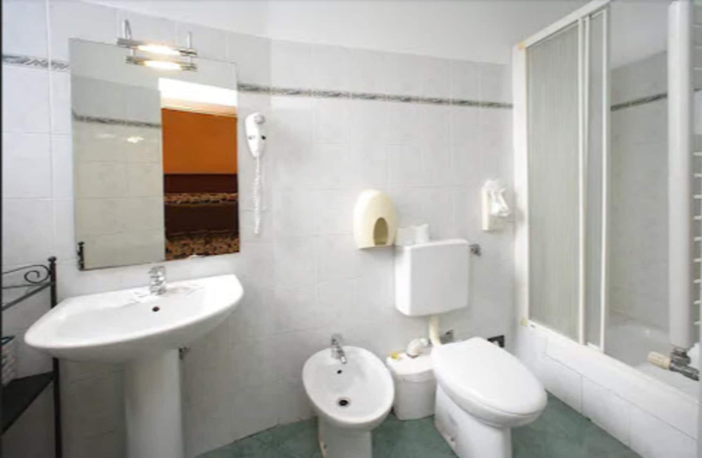 Bathroom 4, Hotel Le Tre Stazioni, Genova