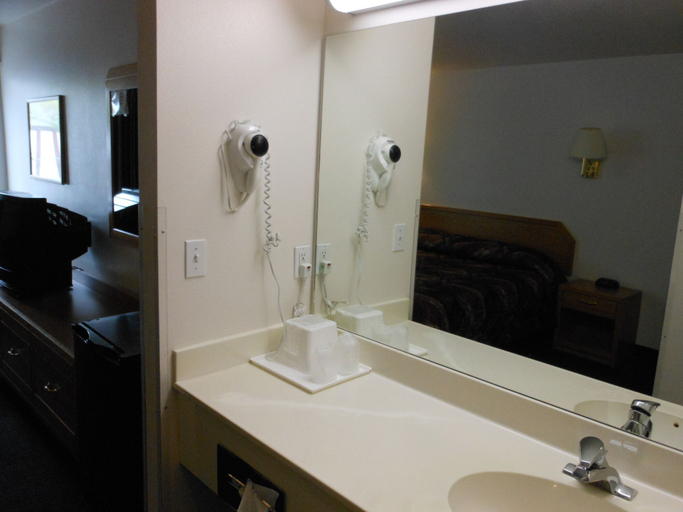 Bathroom 5, Economy Inn, Juab