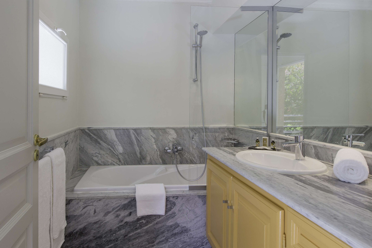 Bathroom 5, Best Western Plus Hotel San Damianu, Corse-du-Sud