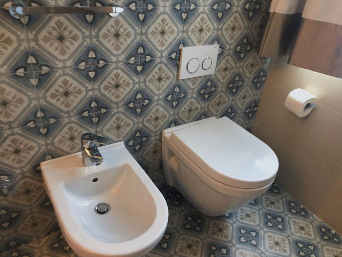 Bathroom 4, Torre Tresca 2, Bari