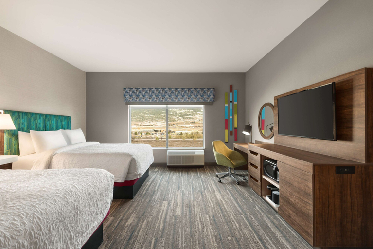 Bedroom 3, Hampton Inn & Suites by Hilton Kelowna Airport, Central Okanagan