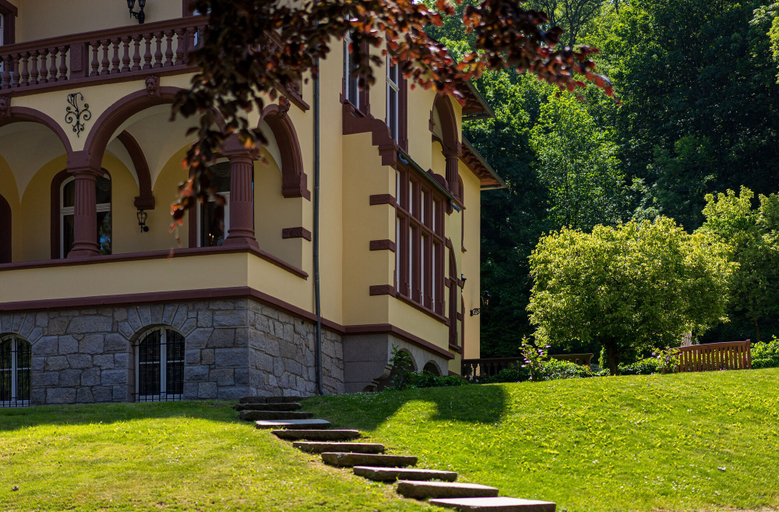 Exterior & Views