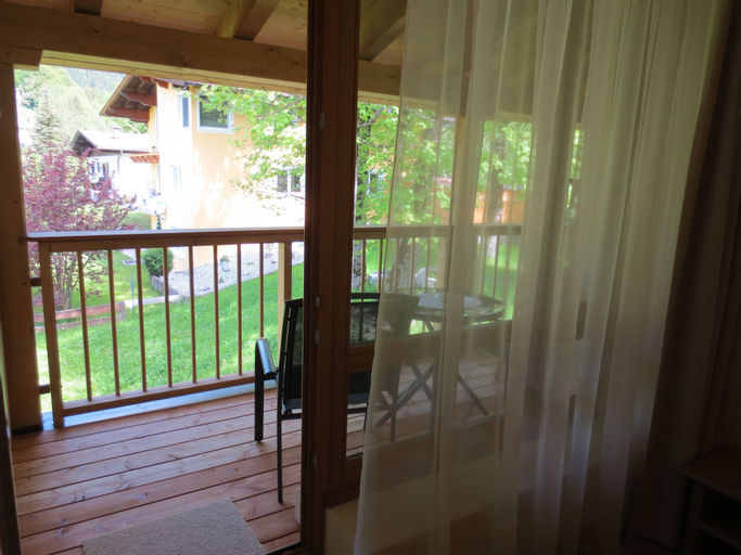 Exterior & Views 4